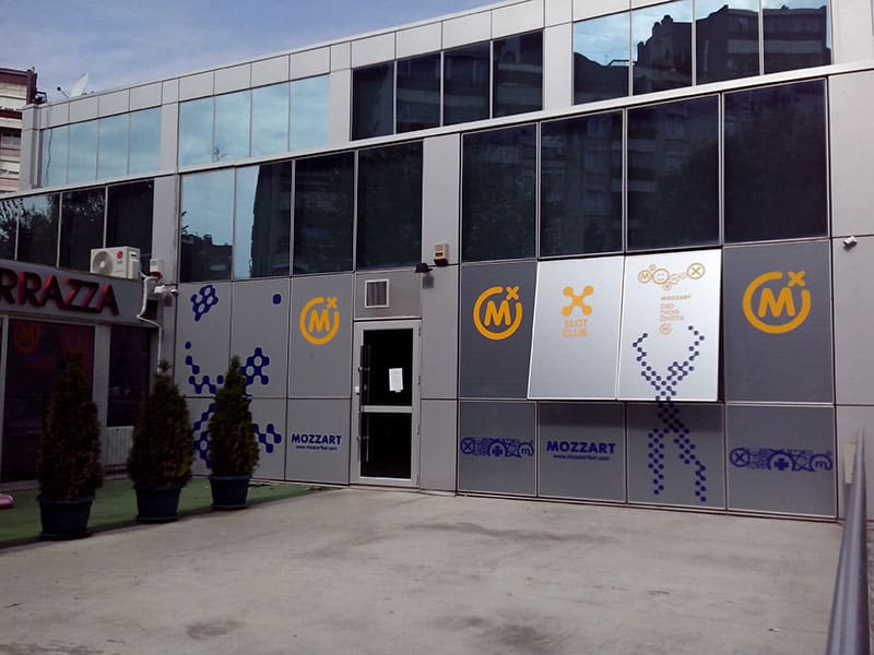 Brendiranje fasade i izloga — Mozzart slot klub