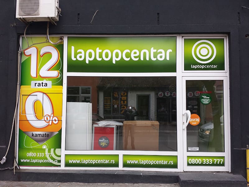 Brendiranje izloga prodavnice Laptop Centar — folije i svetleća tabla
