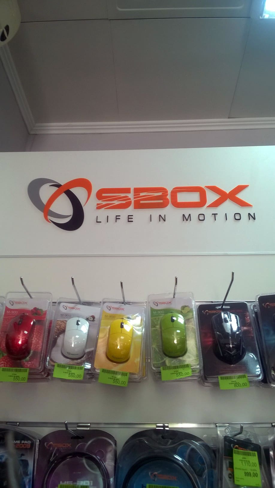 3D logo SBOX u enterijeru prodavnice