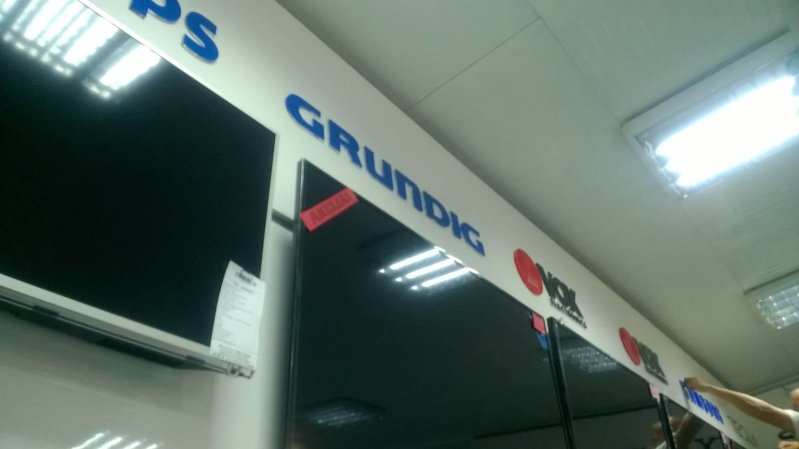 3D logotipi TV brendova u prodavnici (Philips, Grundig, VOX)