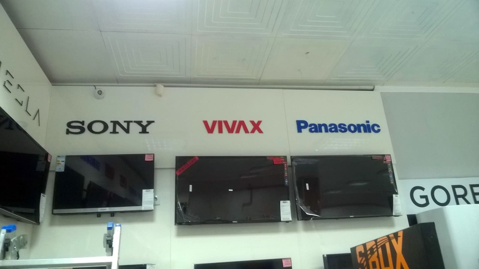 3D logotipi TV brendova u prodavnici (Sony, Vivax, Panasonic)