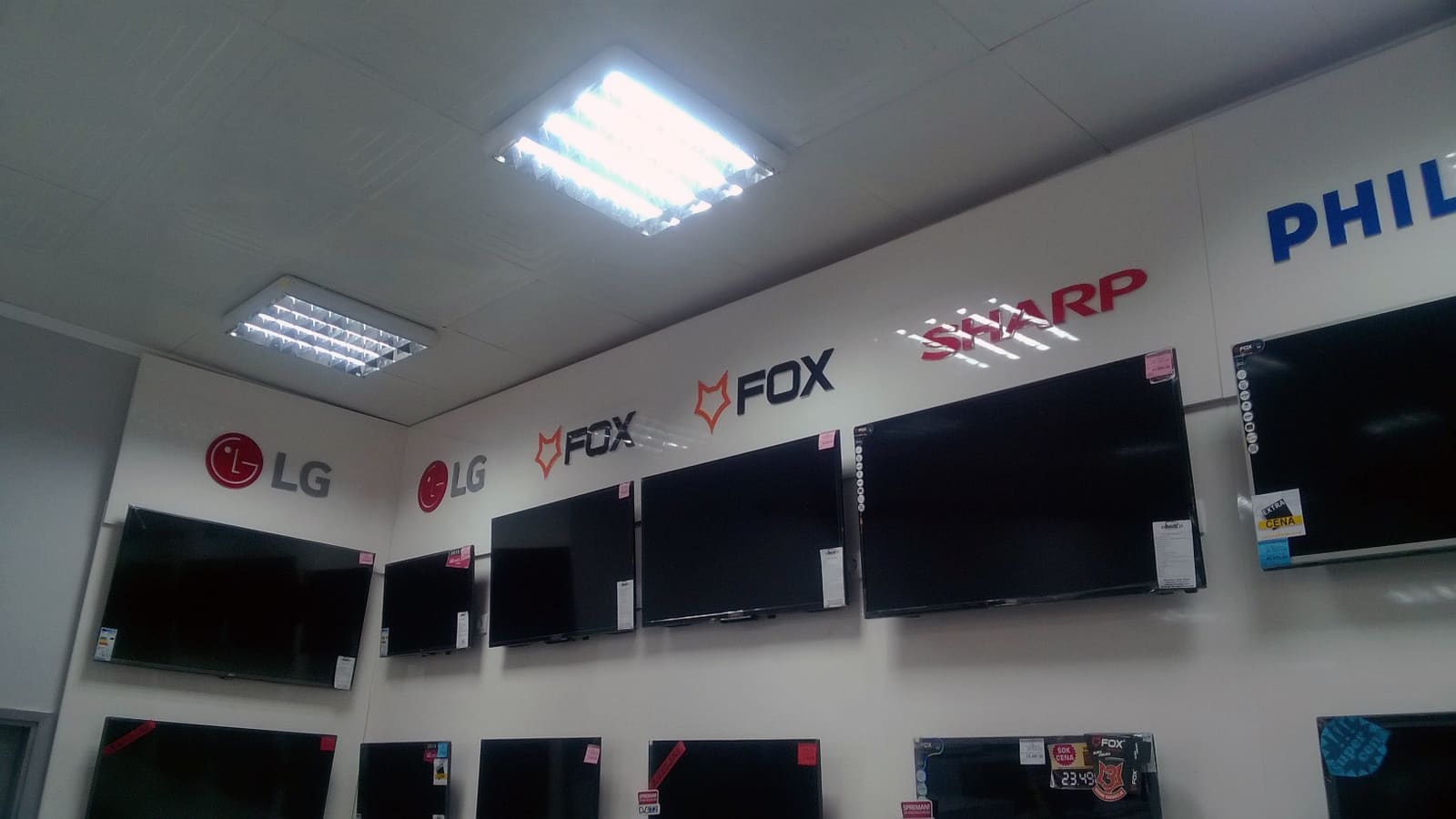 3D logotipi TV brendova u prodavnici (LG, FOX, Sharp)