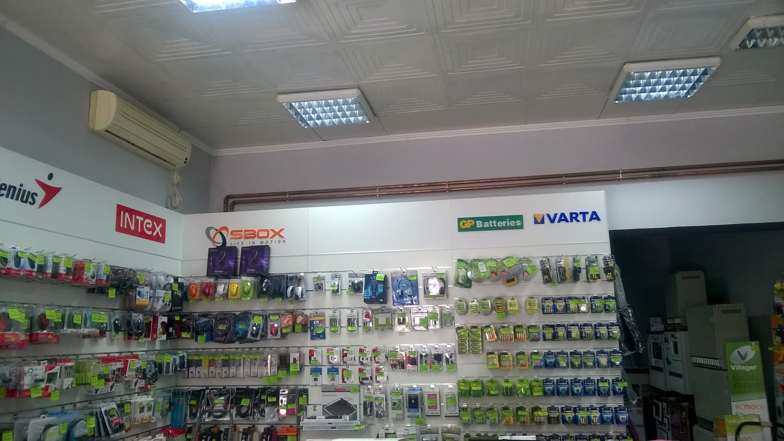Brend table u enterijeru prodavnice (SBOX, GP, Varta)