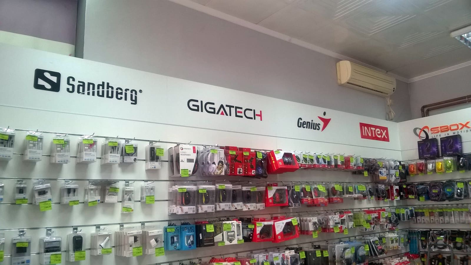 Brend table u enterijeru prodavnice (Sandberg, Gigatech, Genius, Intex)