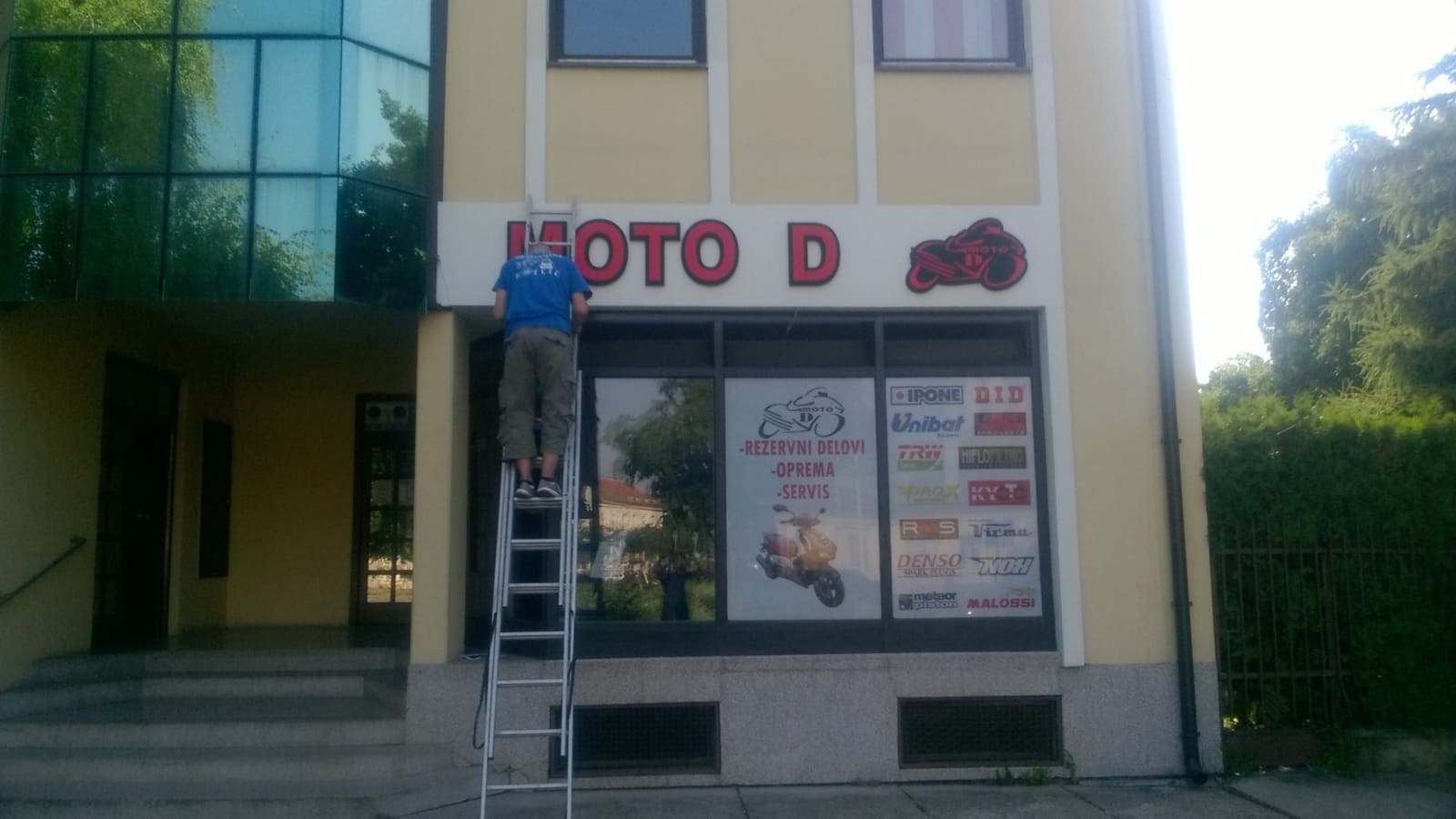 Montaža 3D svetleće reklame Moto D na fasadi