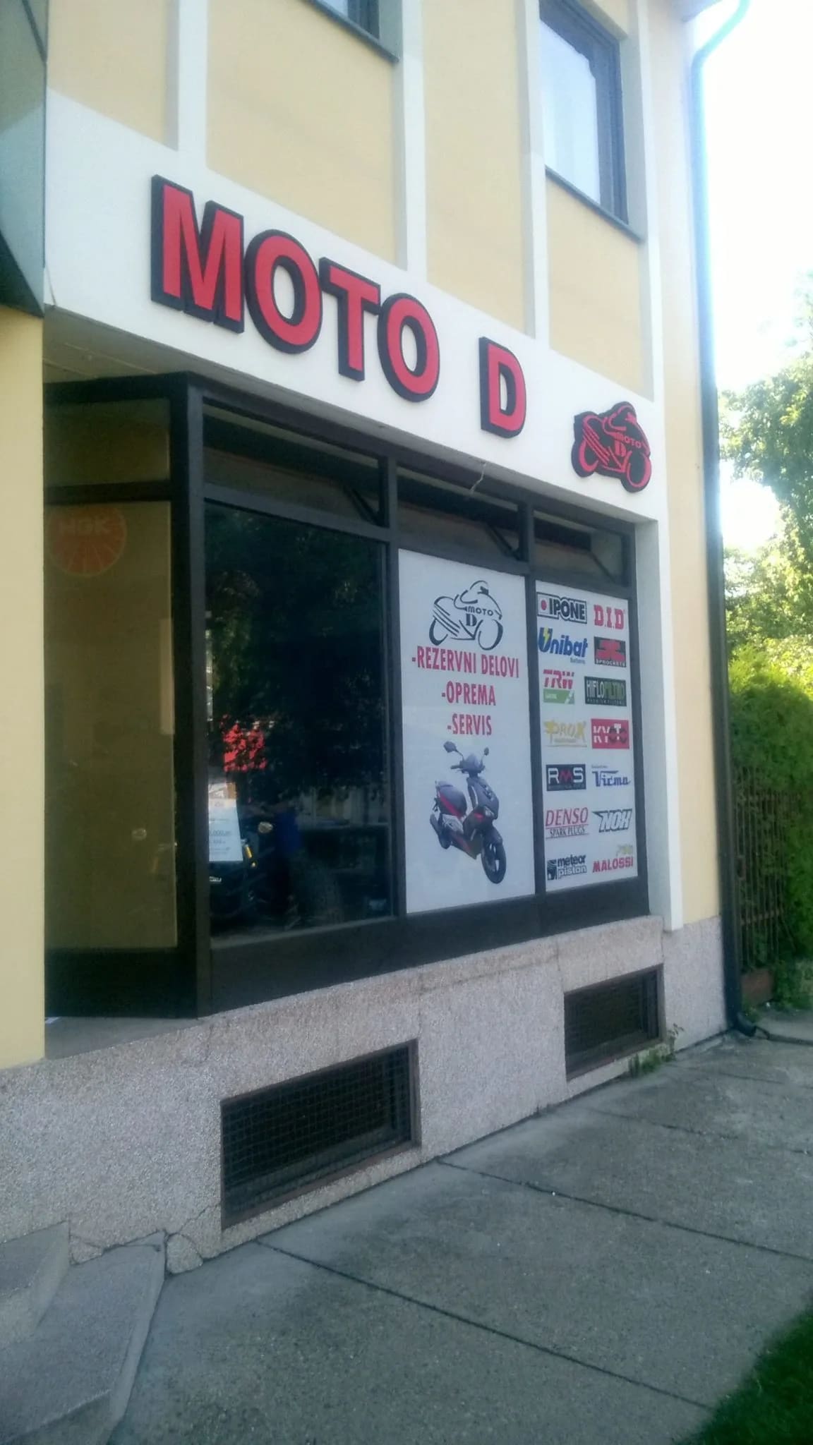 Svetleća reklama Moto D — bočni pogled