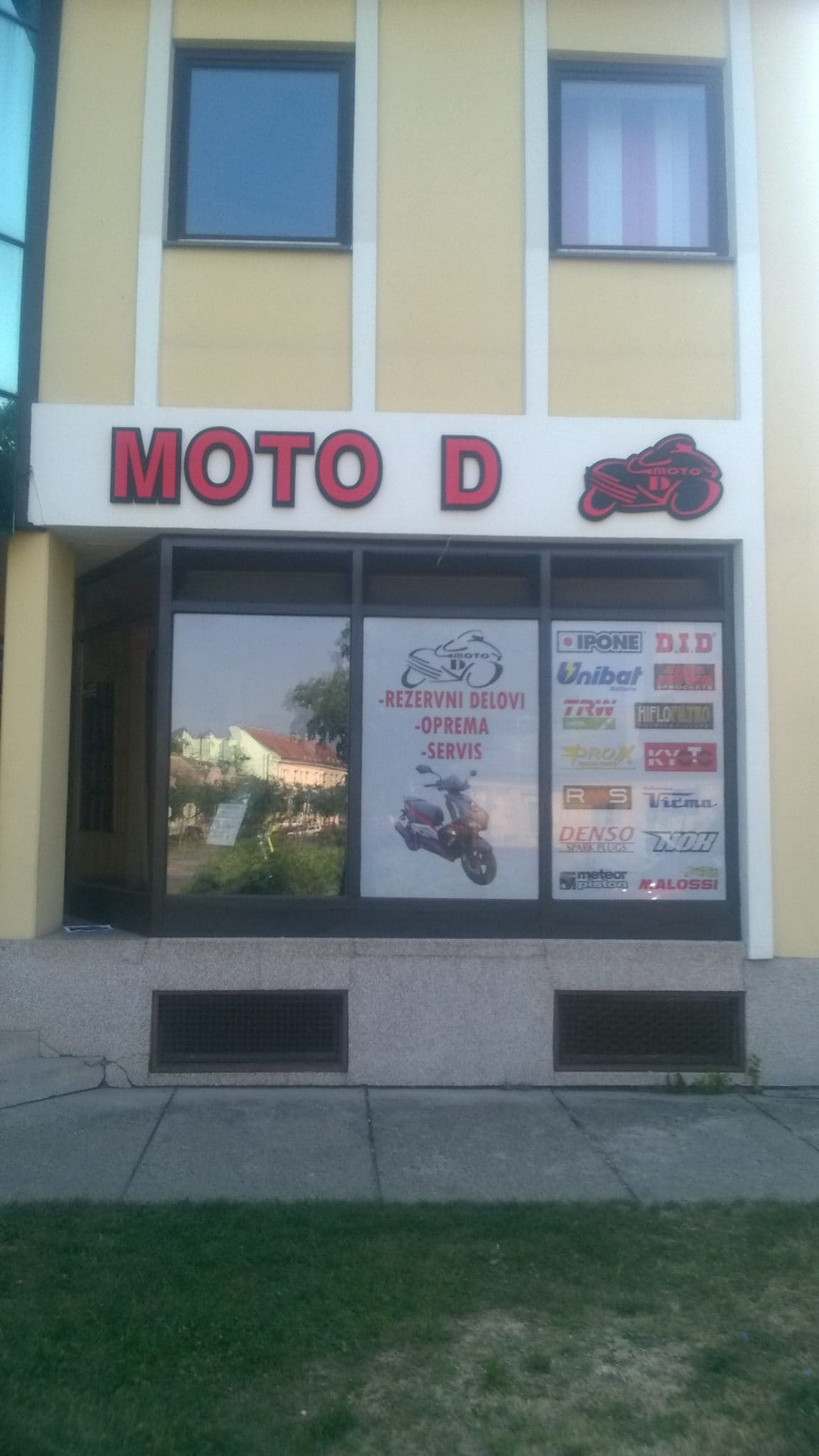 Gotova svetleća reklama Moto D sa brendiranim izlogom